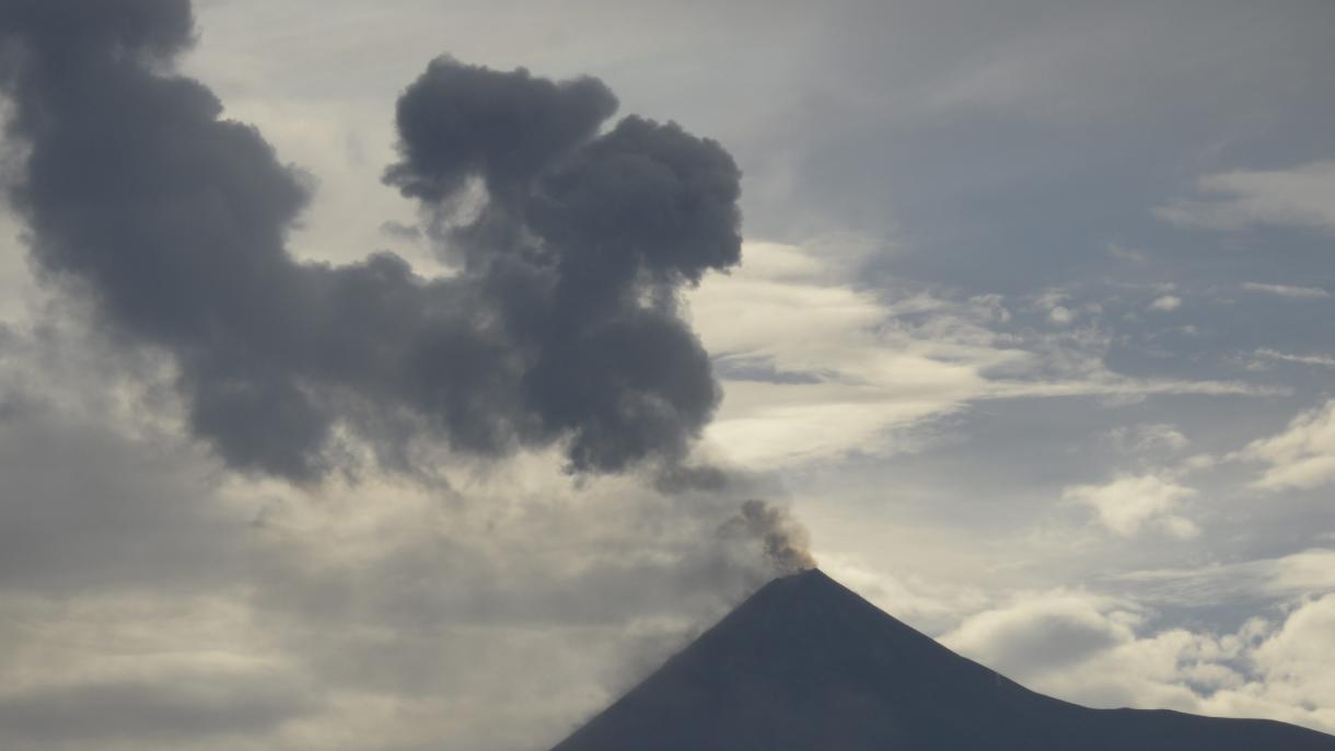 El volcán guatemalteco de Fuego mantiene un "pulso incandescente"