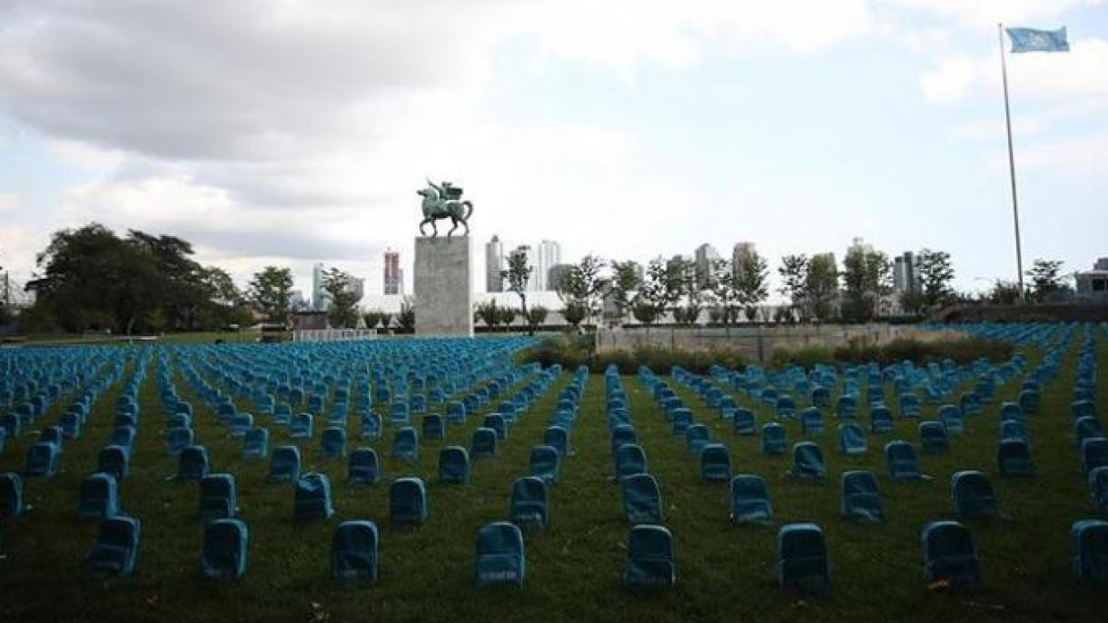 UNICEF recrea un “cementerio” con mochilas escolares en el jardín de la ONU