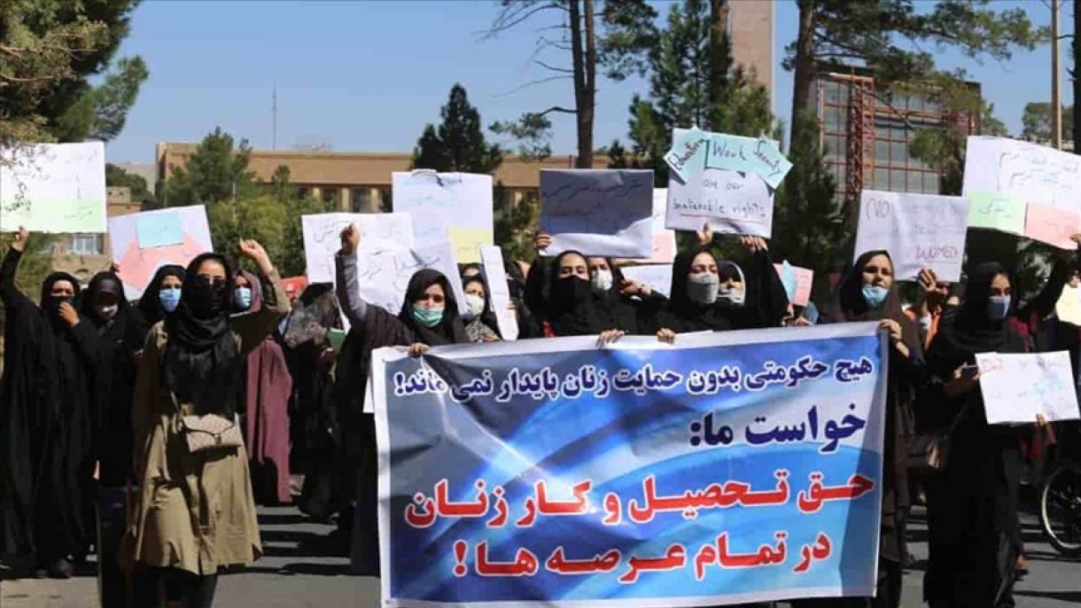 Grupo de mujeres afganas se manifiesta para pedir que los talibanes mantengan sus derechos