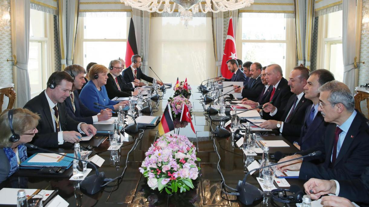 Rәcәb Tayyib Әrdoğanla Angela Merkel arasında baş tutan görüş başa çatıb