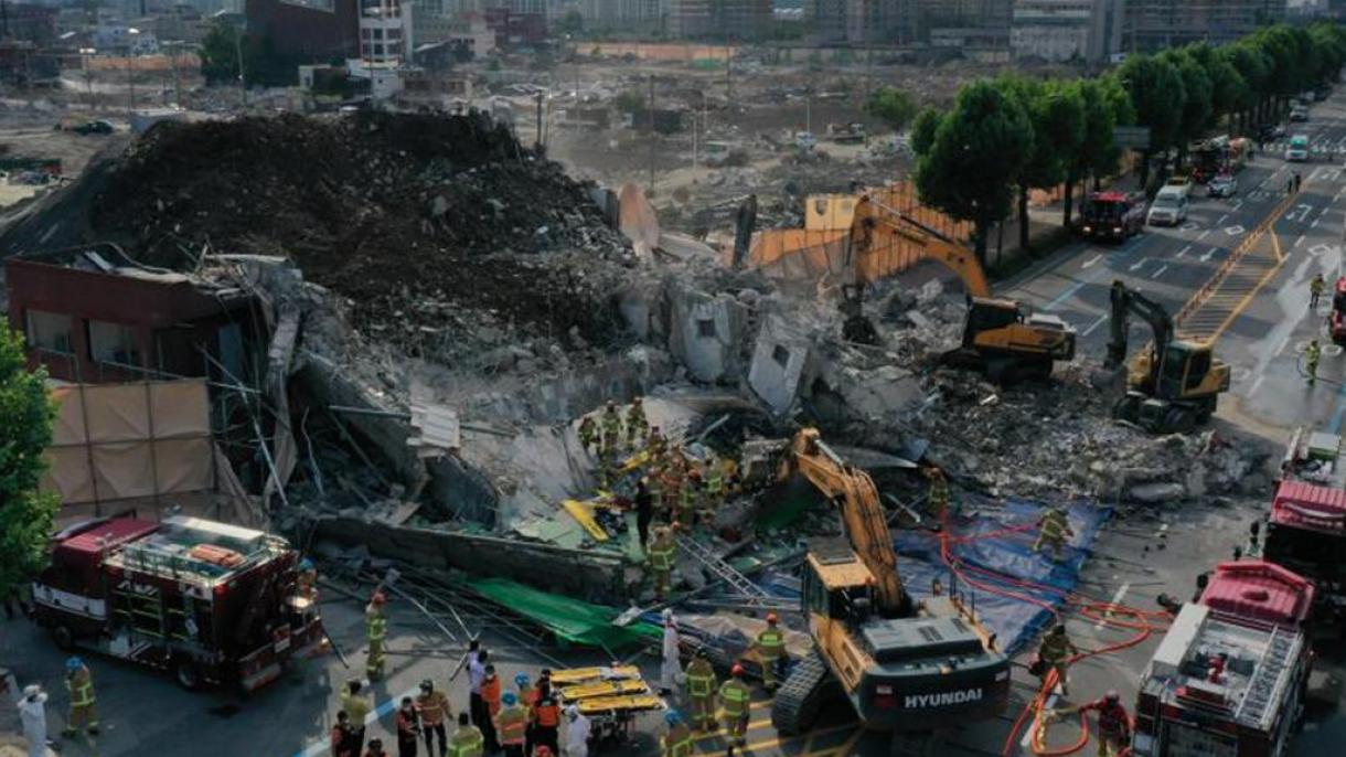 Corea del Sud,crolla edificio su autobus