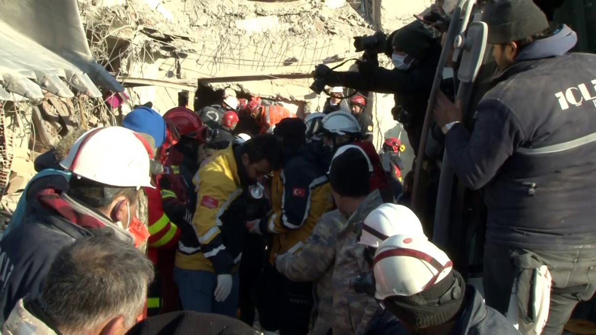 一名35岁妇女在地震后第205个小时从废墟中被救出