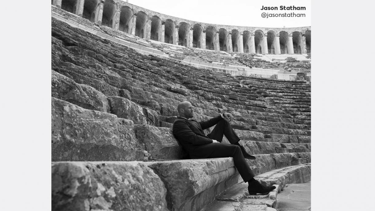 O famoso ator Jason Statham compartilhou suas fotos tiradas no antigo teatro de Aspendos