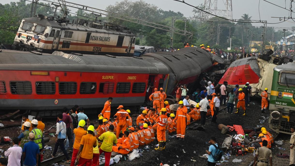 Colisión de trenes deja cientos de muertos en la India