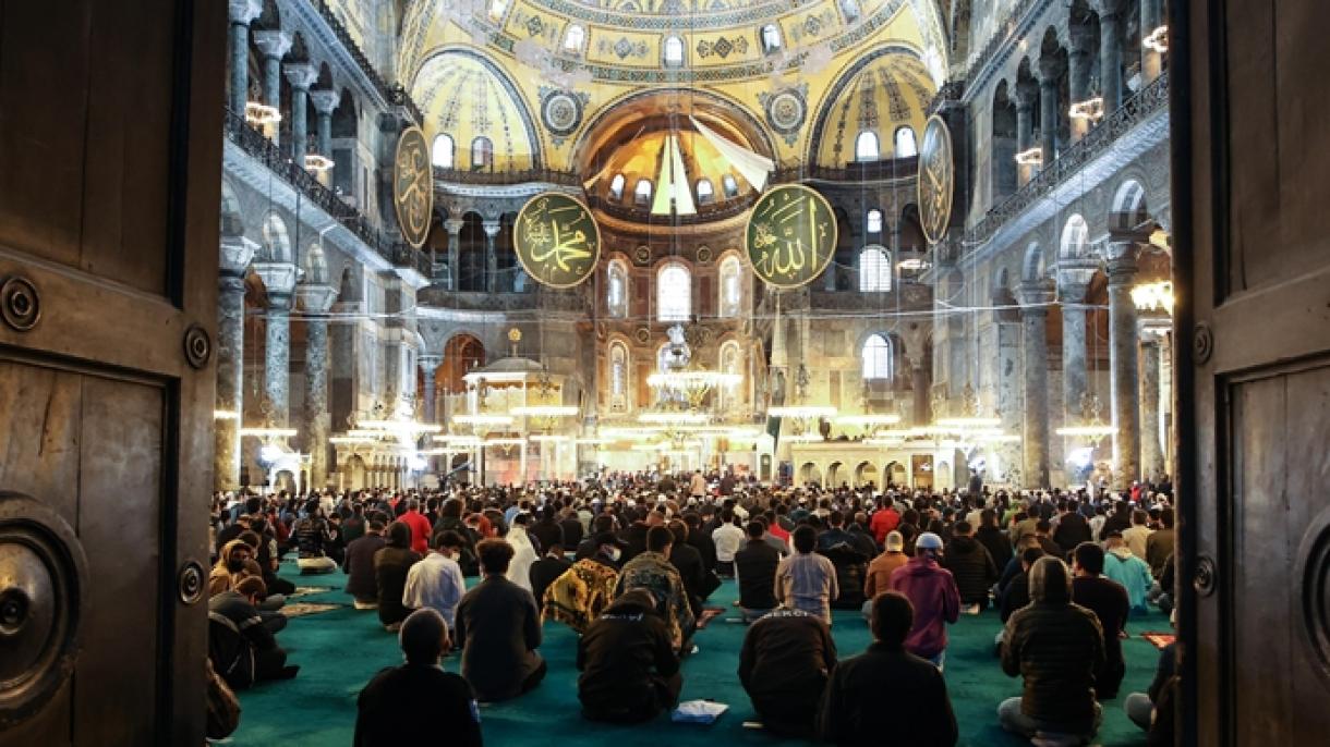 Celebran la primera oración del Eid al-Fitr en la Mezquita de Santa Sofía después de 87 años