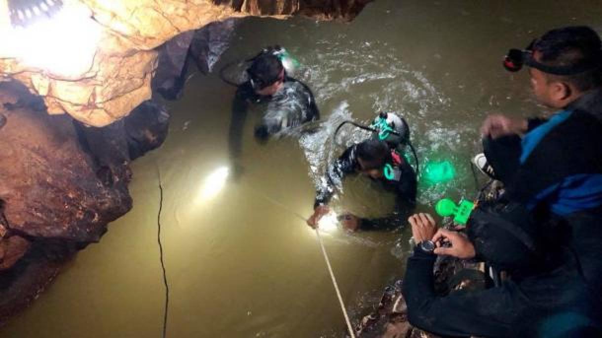 Resgatados todos os meninos e treinador presos em caverna na Tailândia