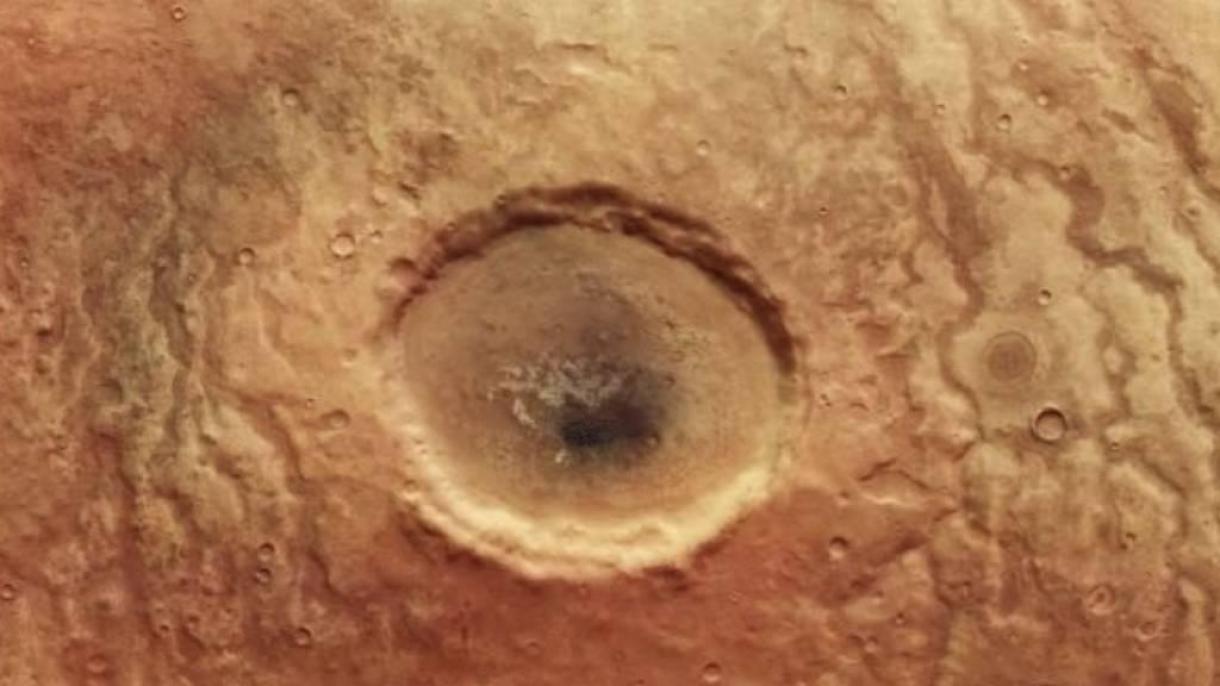 Descubren un cráter con la forma de ojo en el Marte