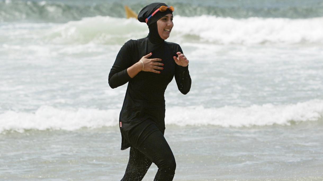 Las ba istas musulmanas recibieron multa por nadar con burkini en