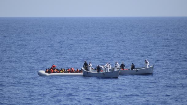 Marinha italiana recupera corpos do mediterrâneo