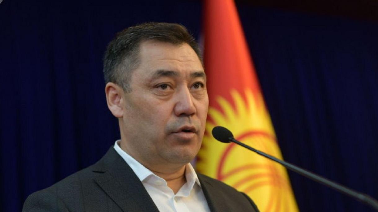 په قرغیزستان کې ولسمشر استعفا وکړه او صلاحیتونه يي د مظاهره کوونکو لخوا اعلان شوي لومړي وزیر واخیستل