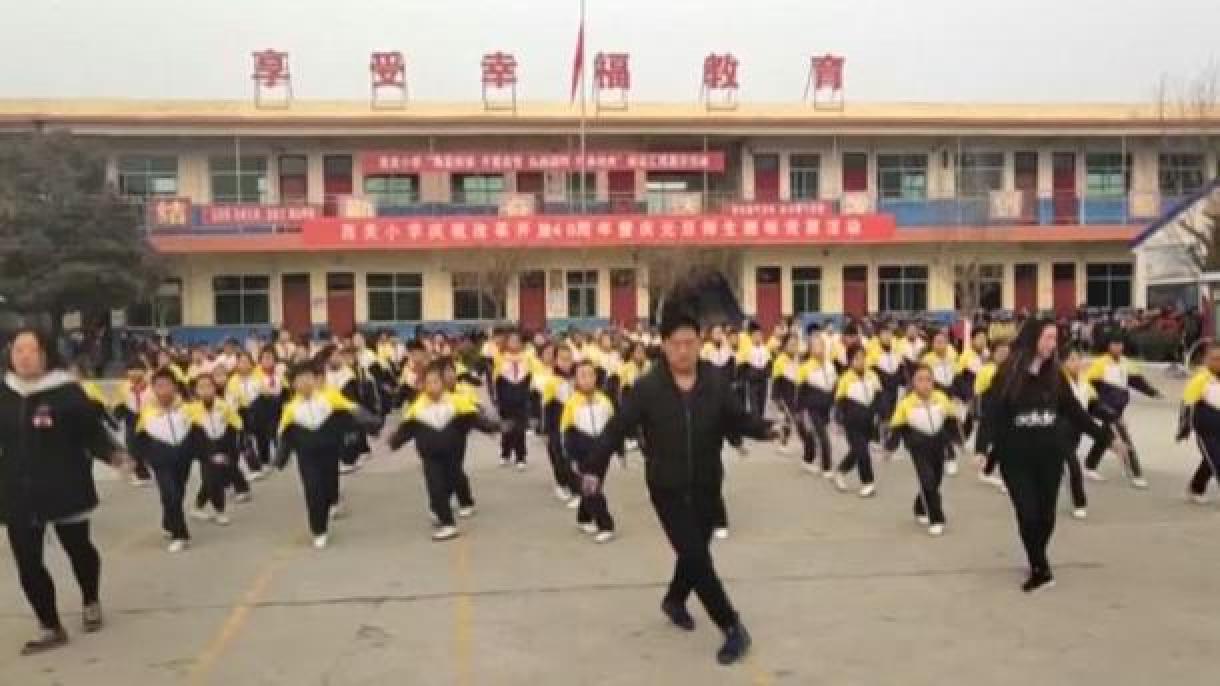 O governo chinês obriga a ter meia hora de ginástica antes de iniciar as aulas