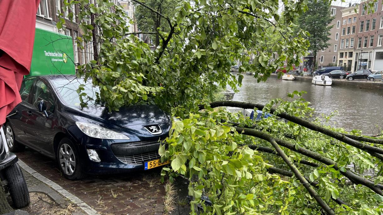 荷兰遭遇强风暴肆虐:1人死亡