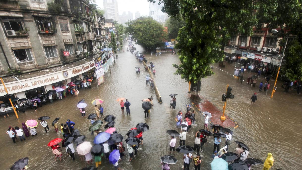 印度季风暴雨导致709人丧生