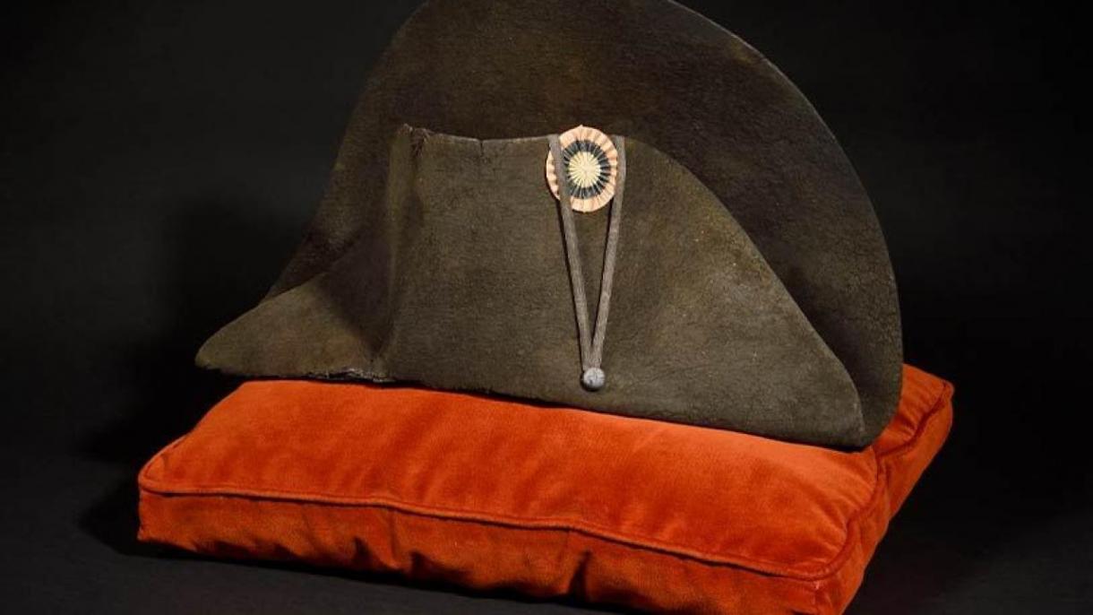 На търг бе продадена шапката на Наполеон...