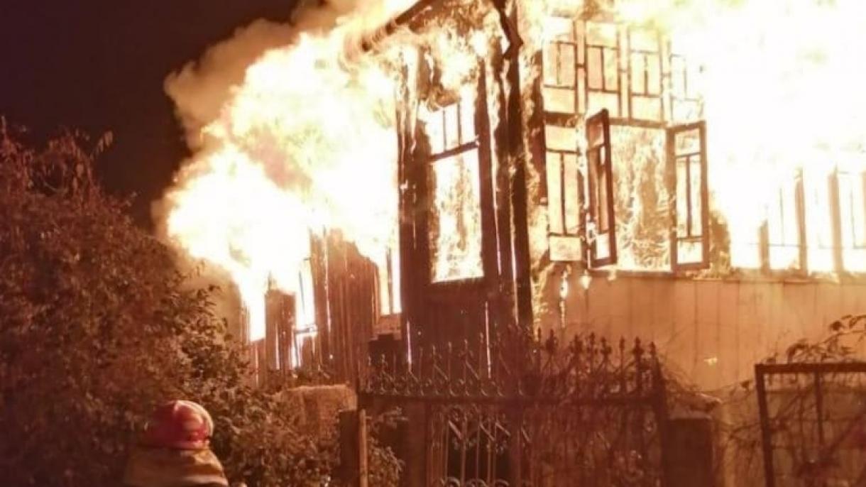 格鲁吉亚一两层木制结构房屋起火 6人丧生