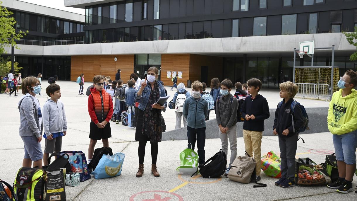 Francia cierra más de 80 escuelas por casos de Covid-19