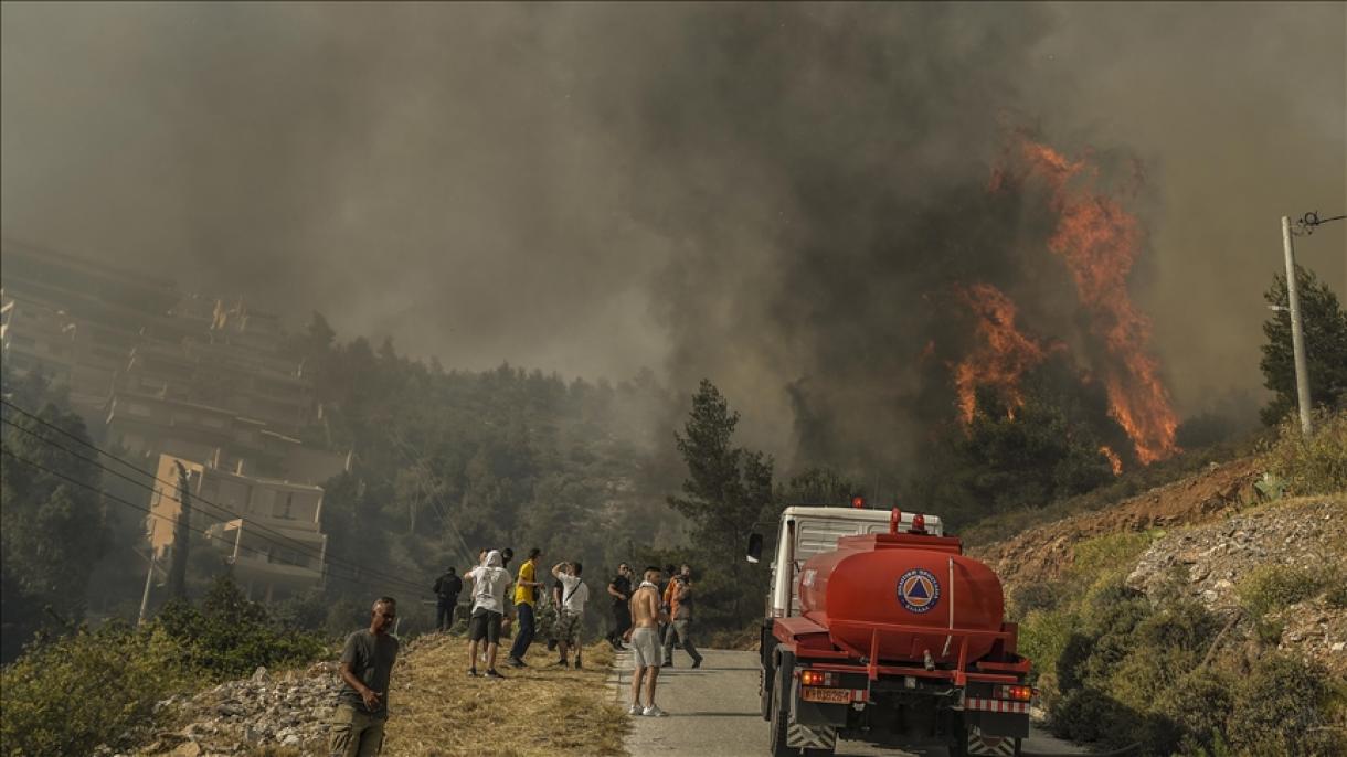 یونان کے کئی علاقوں میں جنگلات میں آگ لگی ہوئی ہے