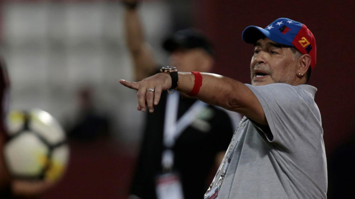 Maradona se hace el técnico y presidente de un club europeo