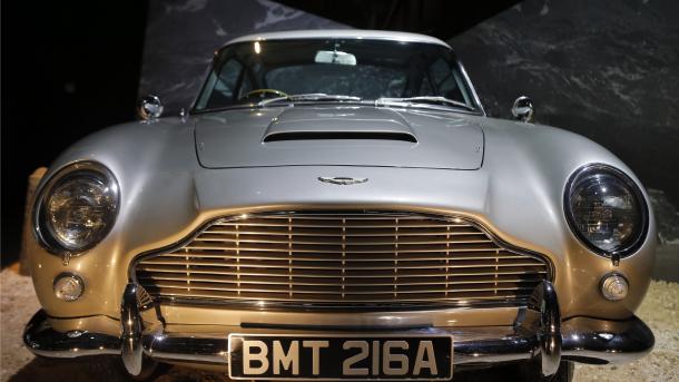 Los efectos personales de James Bond se exhiben en París