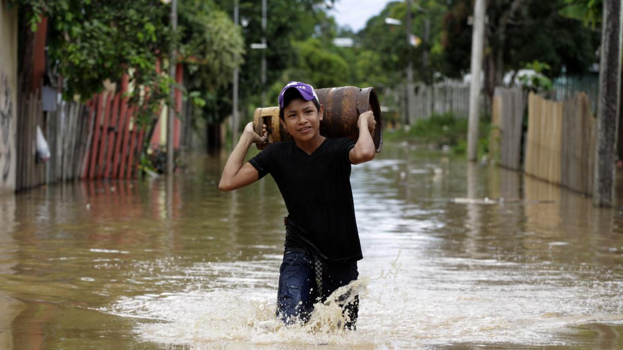 玻利维亚暴雨引发洪水 8人丧生