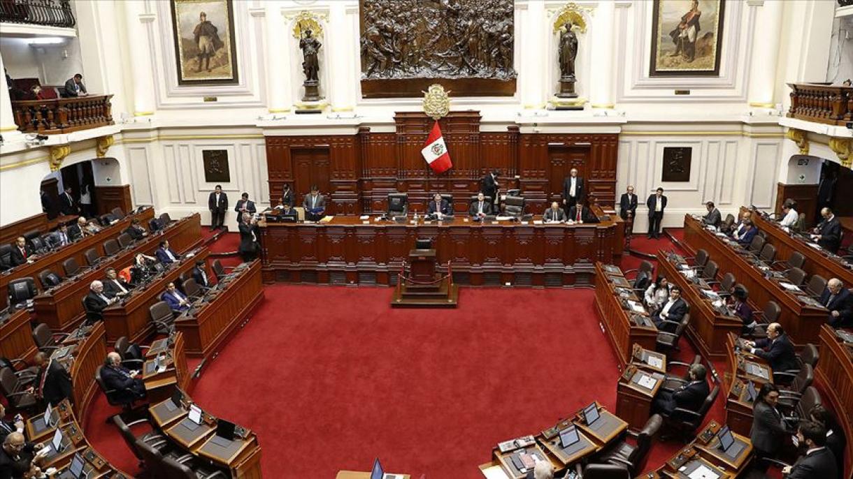 Presidente Martín Vizcarra disolvió el Congreso de Perú