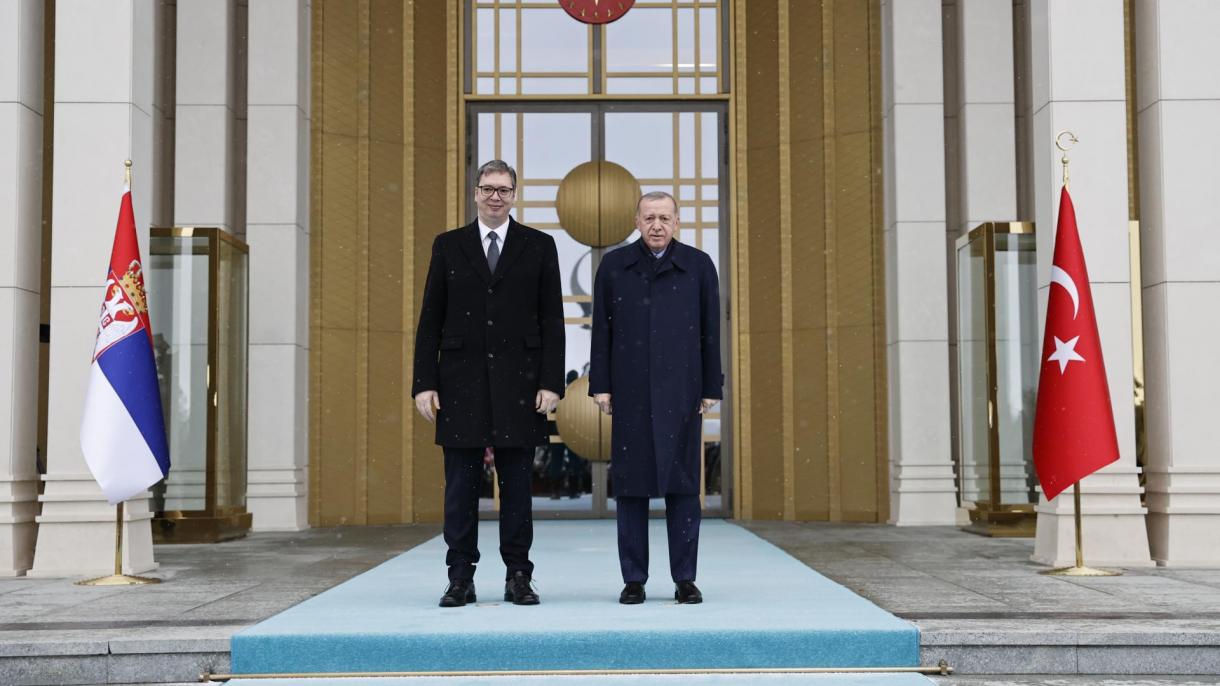 Erdogan da la bienvenida a su homólogo serbio, Aleksandar Vucic, con la ceremonia oficial