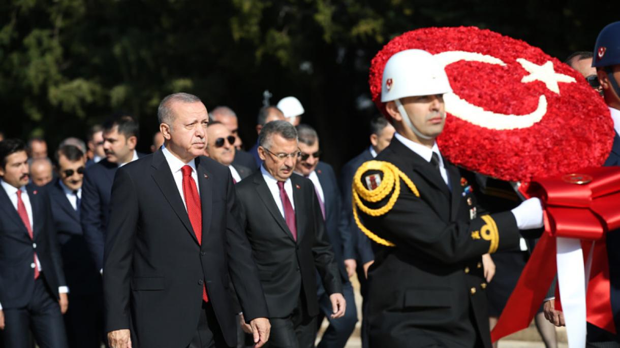Президентът Ердоган постави венец пред саркофага на Ататюрк...
