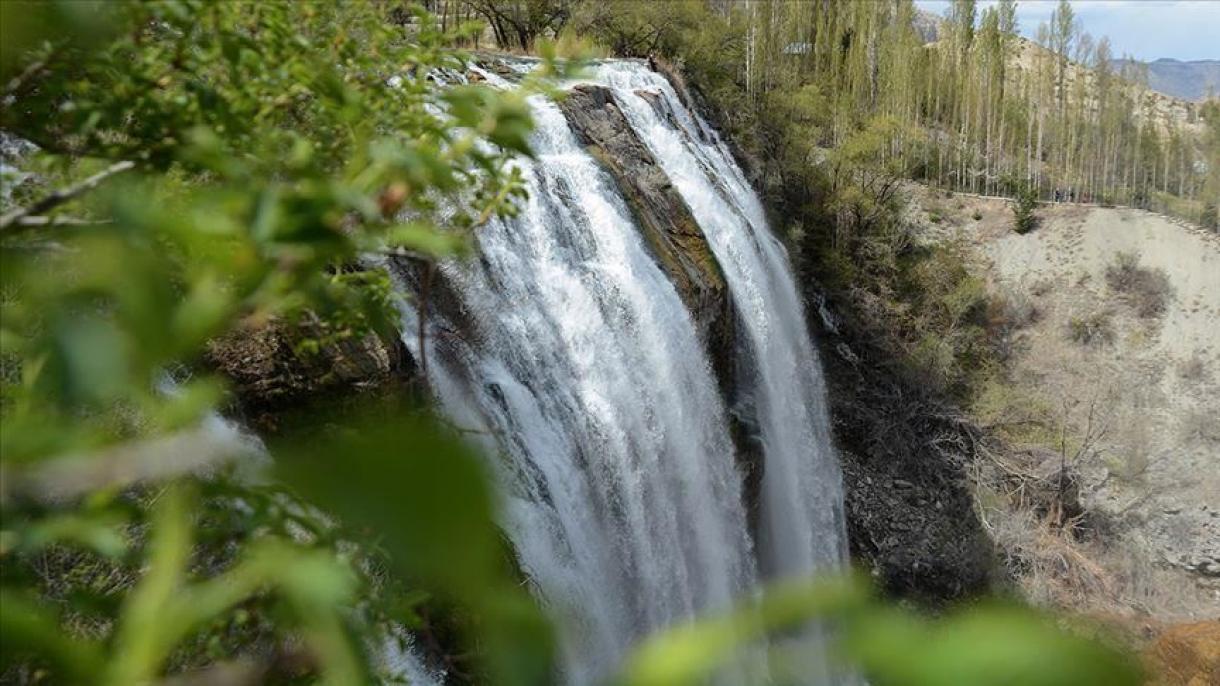 زیبایی چشم نواز آبشار «تورتوم» در فصل بهار