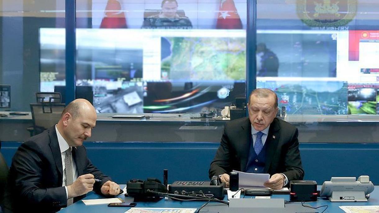 Presidente Erdogan toma información de los comandantes a través de vídeo conferencia