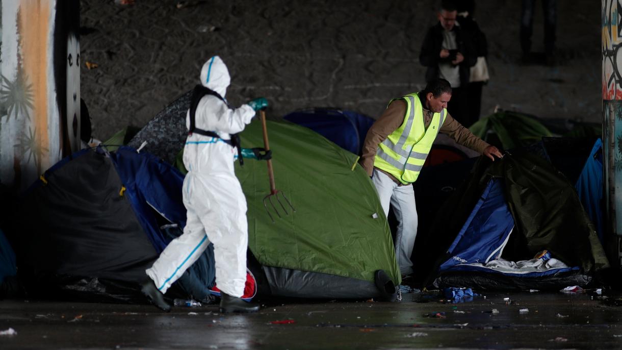 Desalojan a unos 2000 migrantes de campamento en París