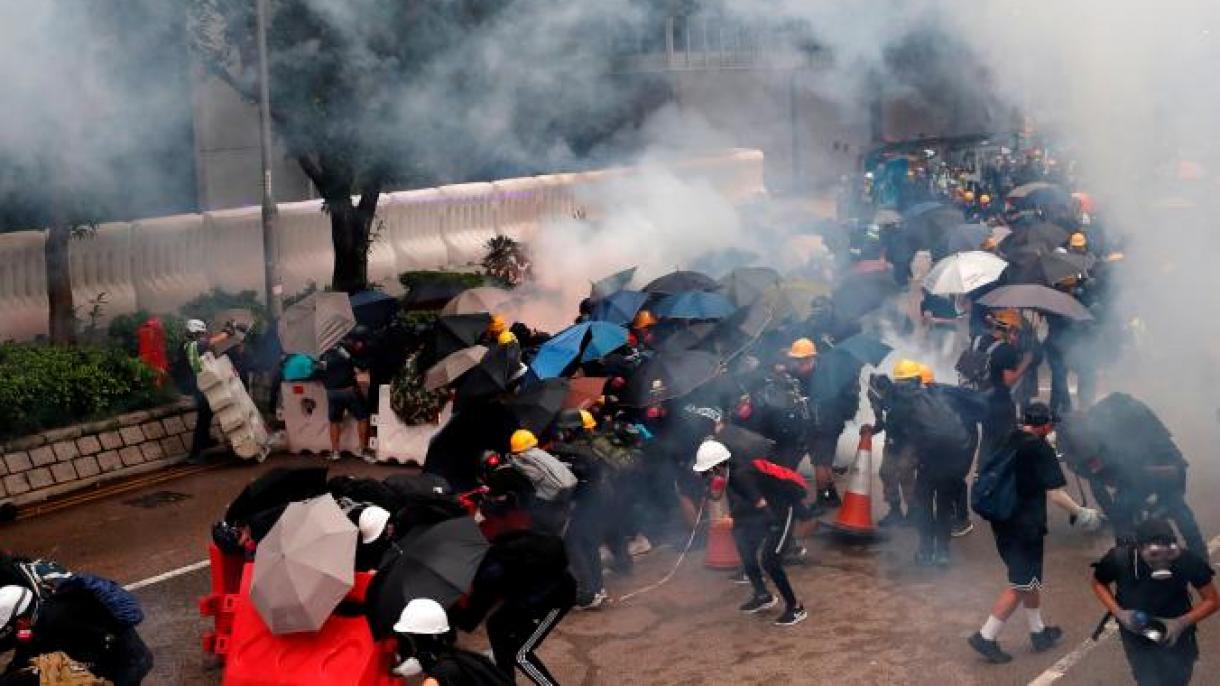 香港警方动用催泪瓦斯和水炮车驱散示威者