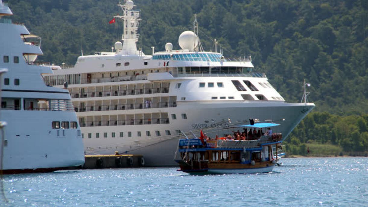 Egy málta felségjelű luxushajó kikötött a marmarisi-kikötőben