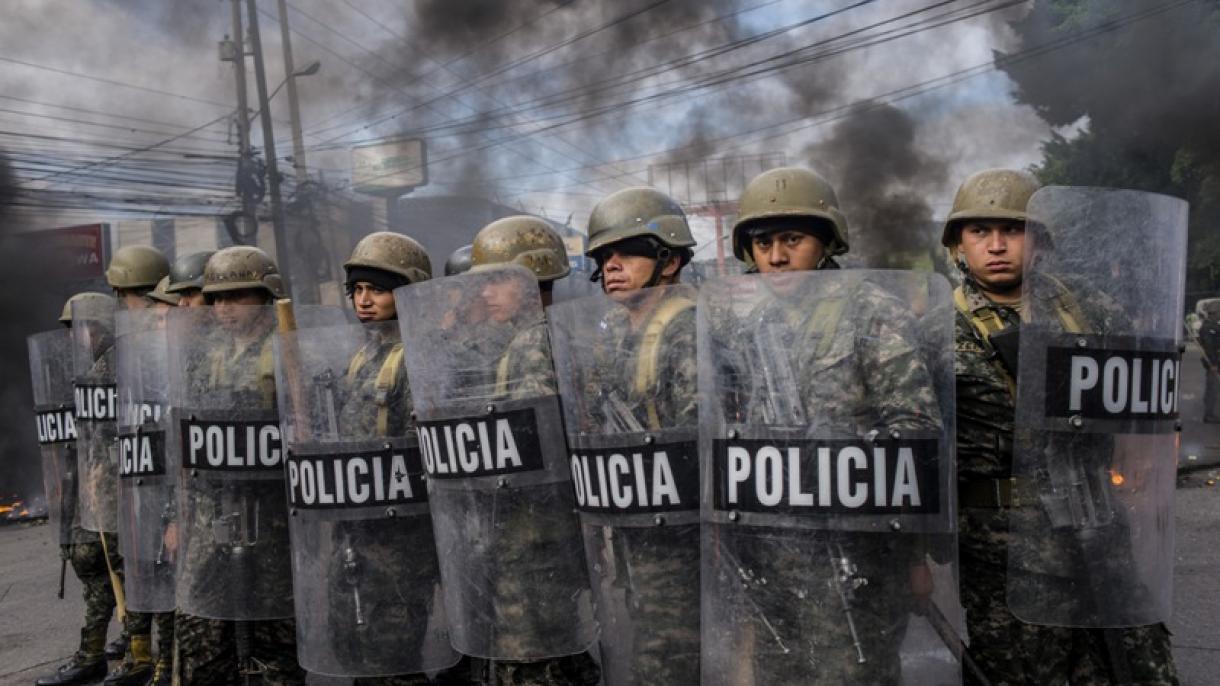 Conflito entre a polícia e manifestantes perto da Casa Presidencial de Honduras