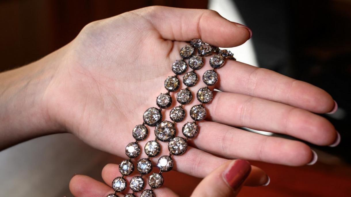 Мари Антуанеттага таандык эки алмаз билерик аукциондо сатылды