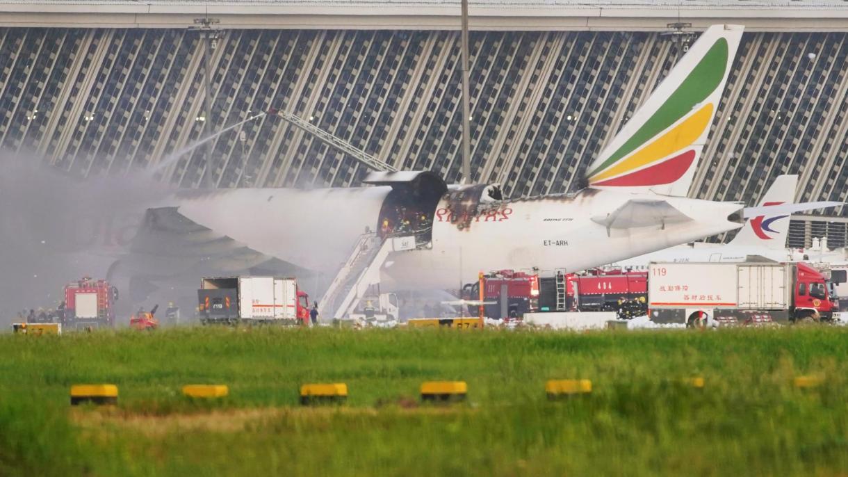 埃塞俄比亚一货机在上海浦东机场装货时起火