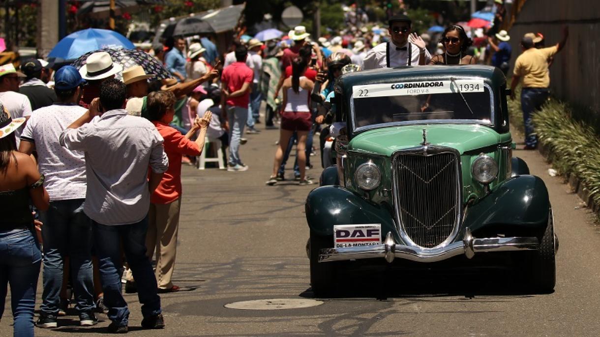 Medellín presencia desfile de autos antiguos