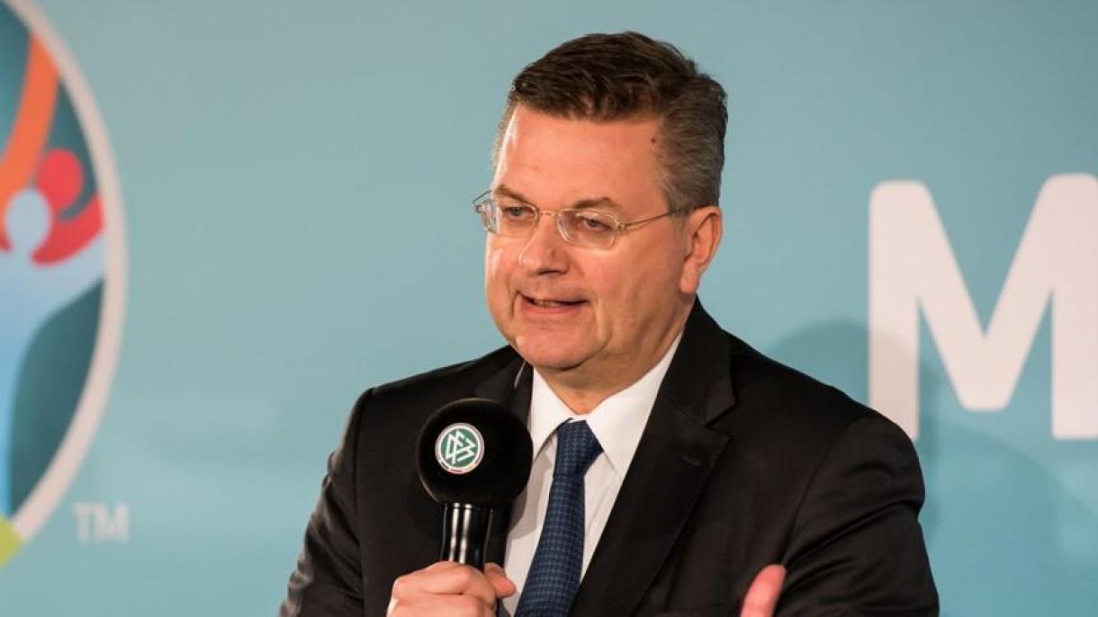 Presidente da Federação Alemã de Futebol admite erro após renúncia de Ozil