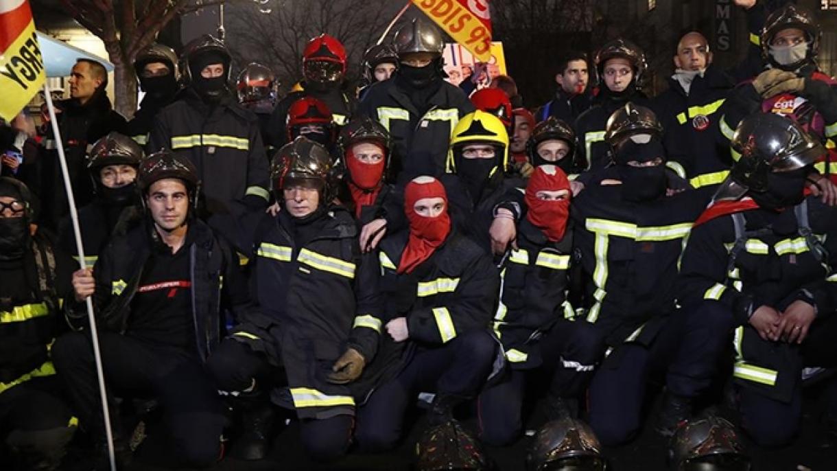 Los bomberos en Francia no quieren vacunarse y mantienen la huelga contra la obligación