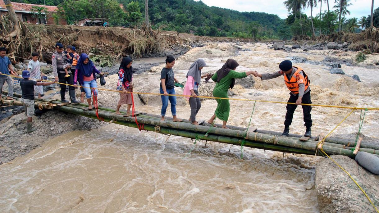 Αυξάνεται ο αριθμός των θυμάτων των πλημμυρών στην Ινδονησία
