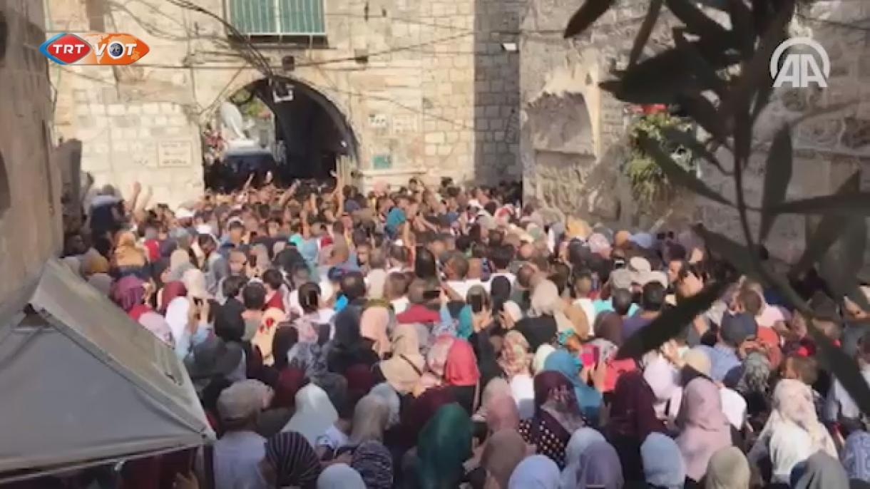 Nagy tömeg zúdult az Al-Aksza mecsetre