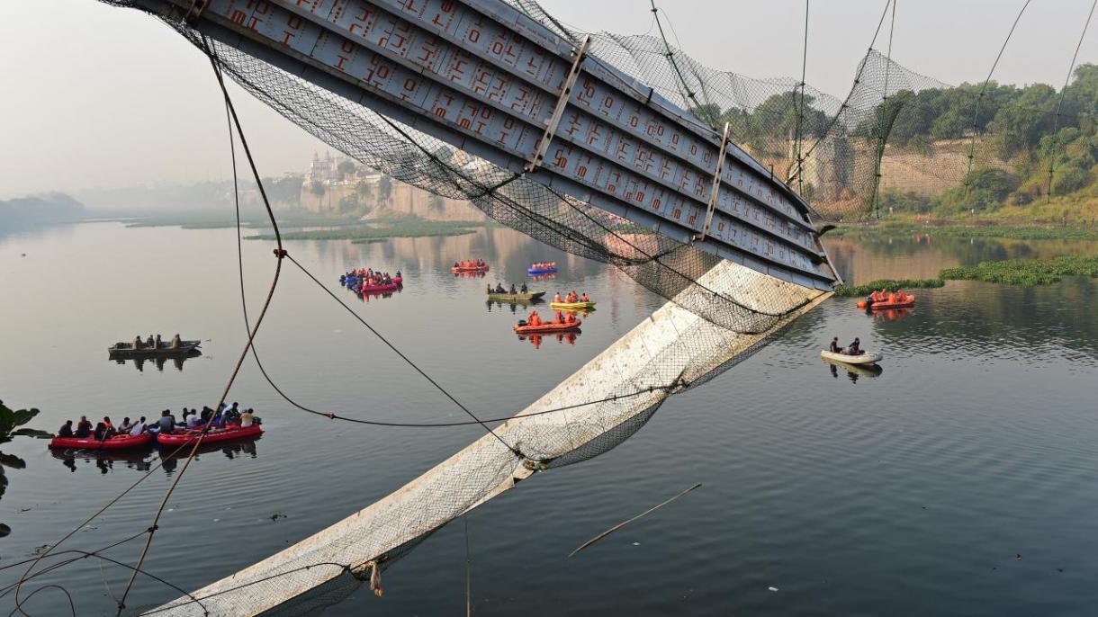 Hindistan çöken köprü (7).jpg
