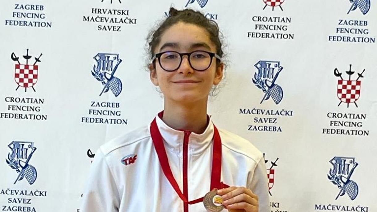 La esgrimista nacional Elif Ada Yıldız ganó la medalla de bronce