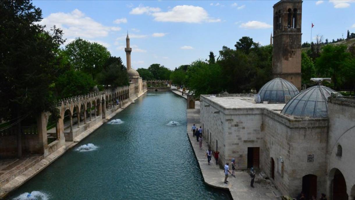 a Şanlıurfában található történelmi emlékhelyre külföldről és belföldről is özönlenek a turisták