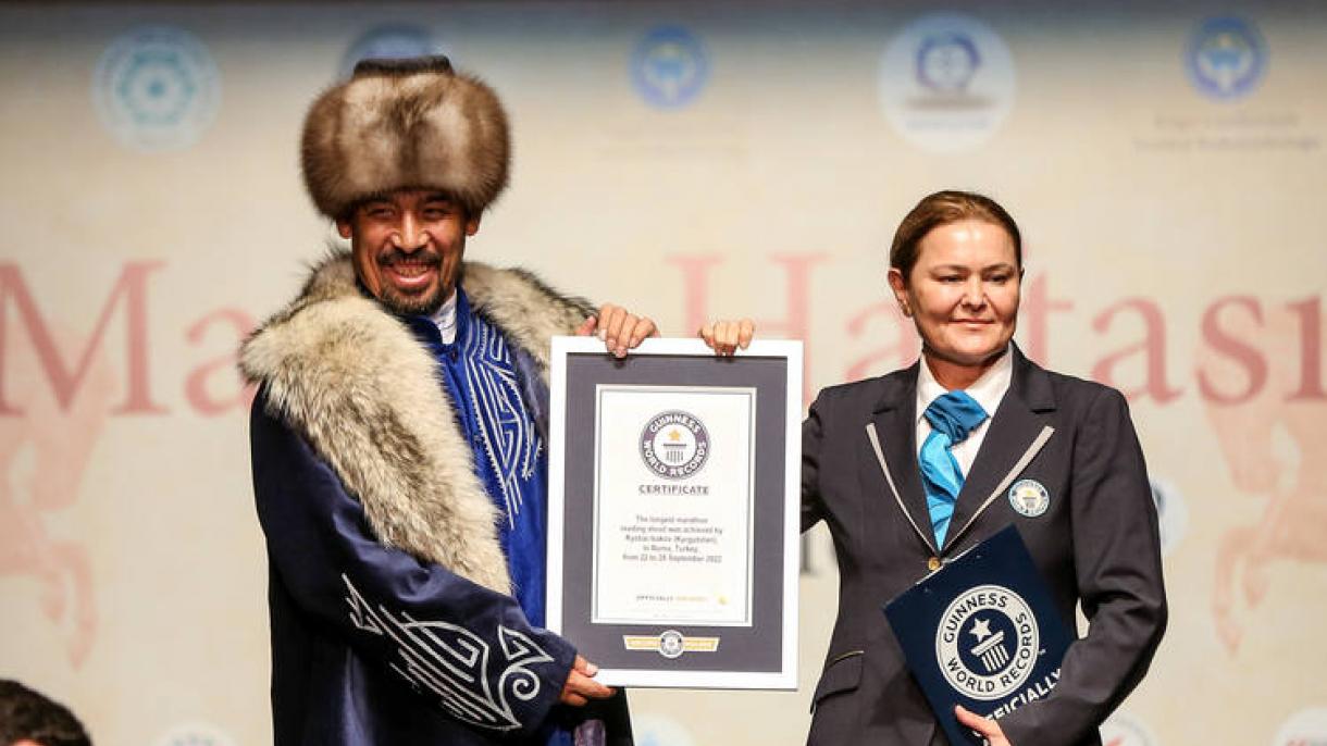 Kırgız Manasçı Rısbai İsakov Guinness1.jpg