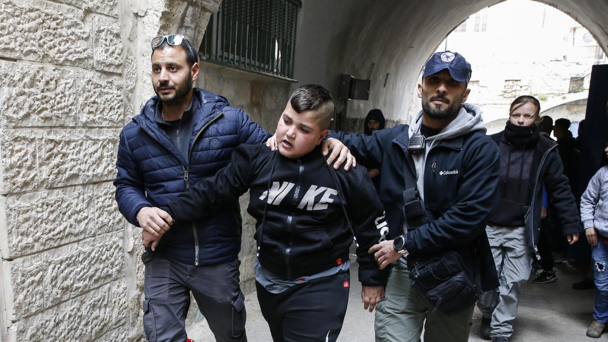 以色列警察强制将一家巴勒斯坦人赶出住宅