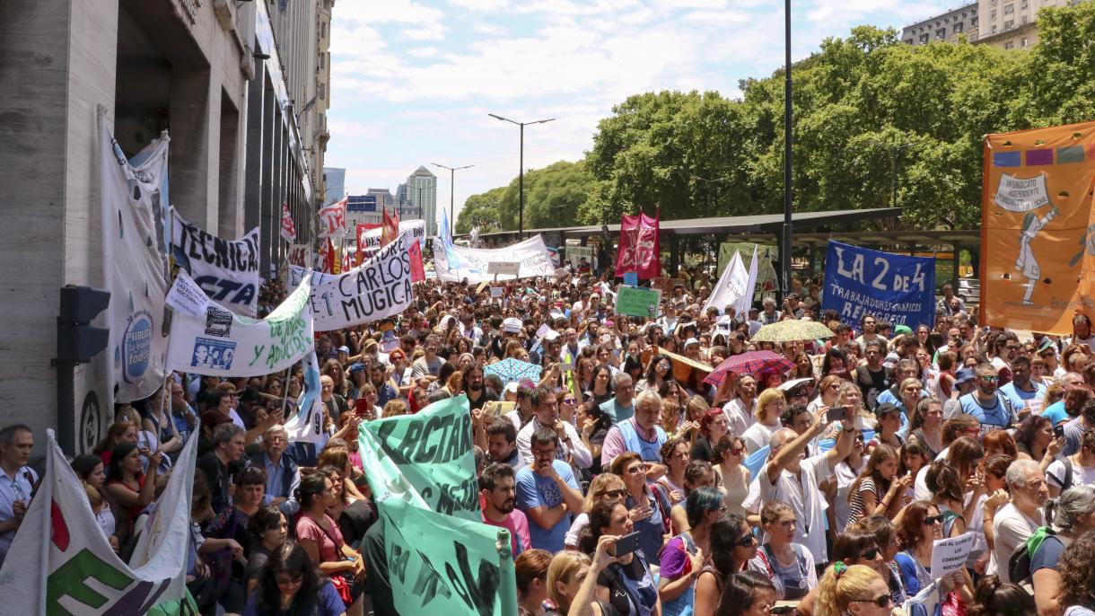 阿根廷教师举行抗议示威活动