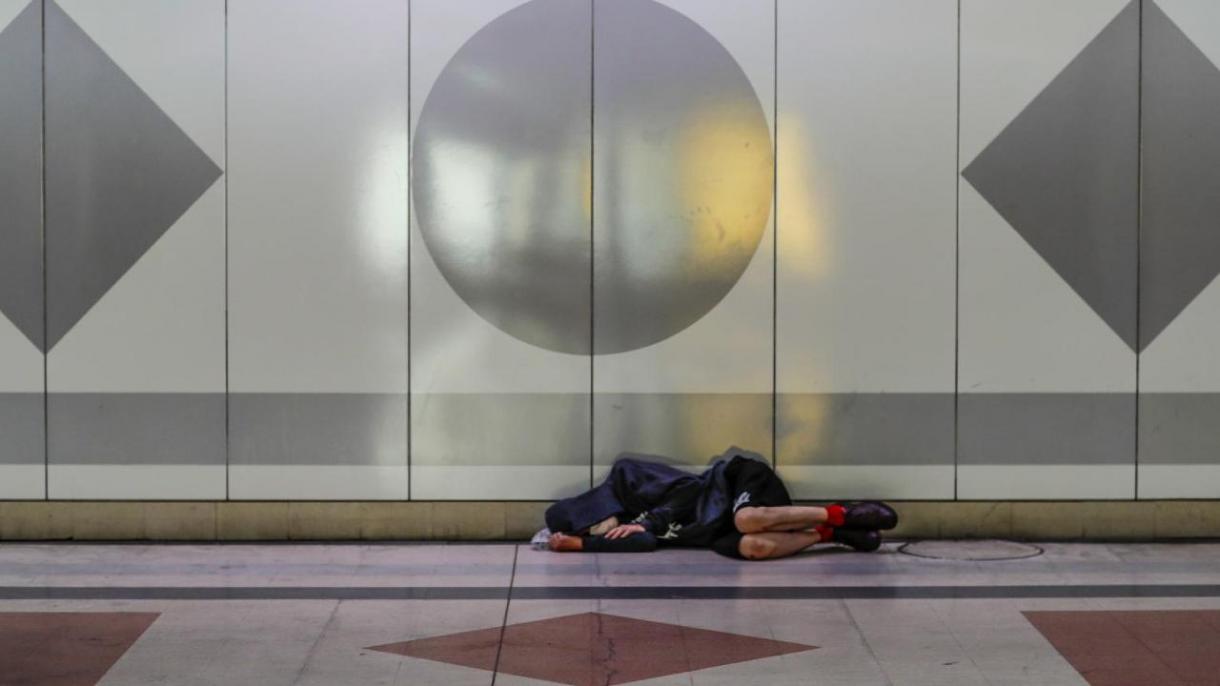 استفاده از موسیقی و چراغ‌های اضافی برای دور کردن افراد بی‌خانمان از متروهای آمریکا