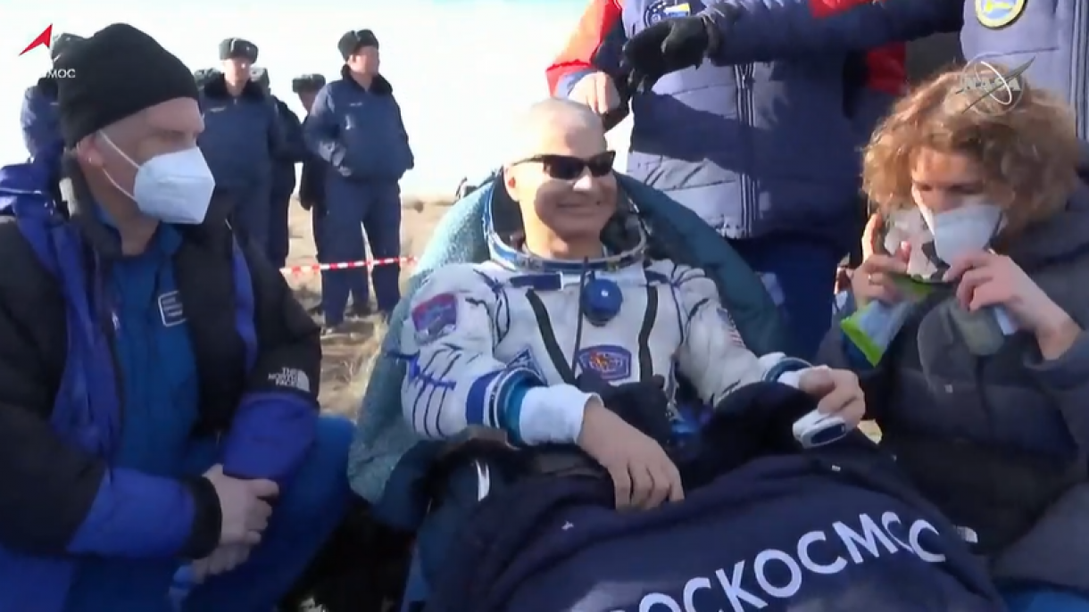 Россиянын "Союз" космостук кемеси америкалык космонавт менен Казакстанга конду