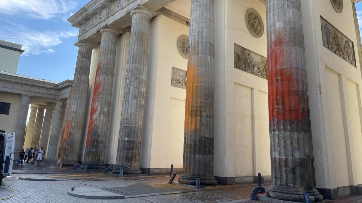 Attivisti per il clima spruzzano vernice sulla Porta di Brandeburgo