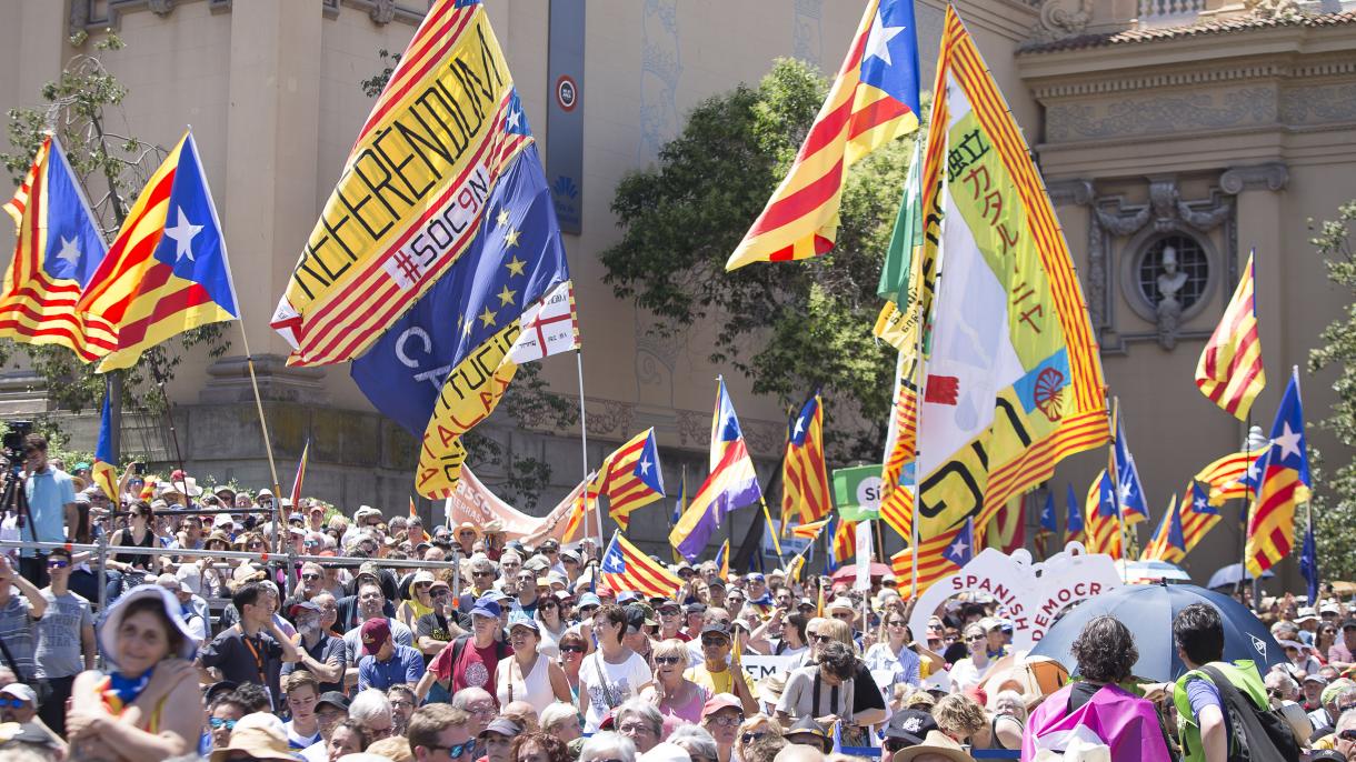 Migliaia in piazza per l'indipendenza della Catalogna